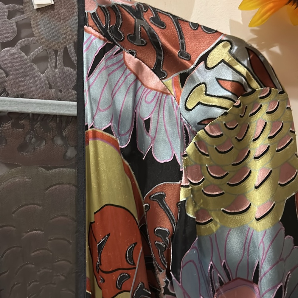 Beautiful artsy silk kimono.Will dress up sny outfit lightweightgreat traveling. - Picture 4 of 16